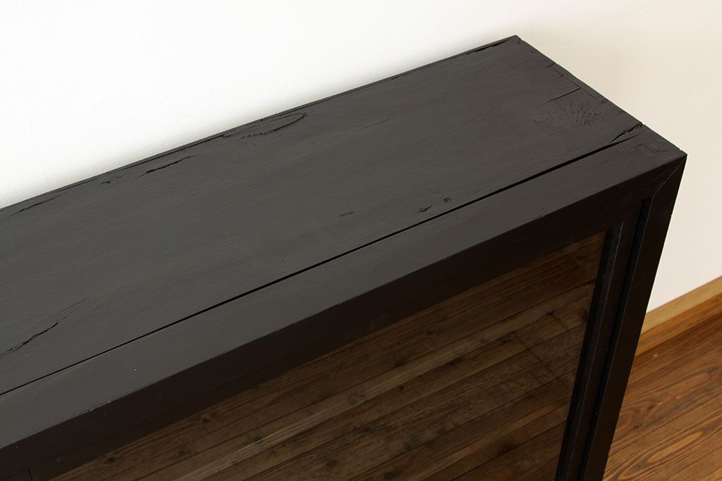 レトロ家具　昭和レトロ　黒いペイントの鉄脚付収納棚