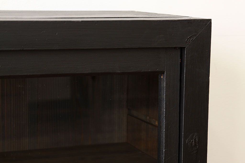 レトロ家具　昭和レトロ　黒いペイントの鉄脚付収納棚