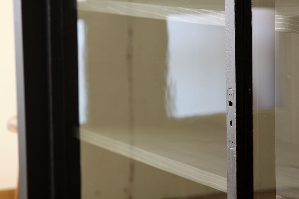 レトロ家具　昭和レトロ　黒いペイントの鉄脚付収納棚