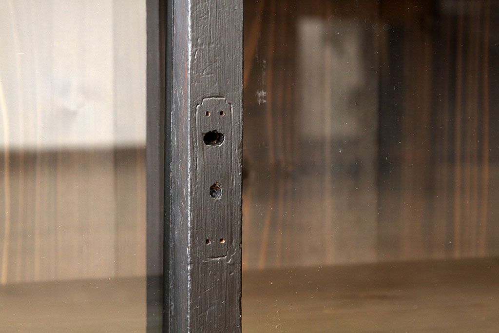 レトロ家具　昭和レトロ　黒いペイントの鉄脚付収納棚