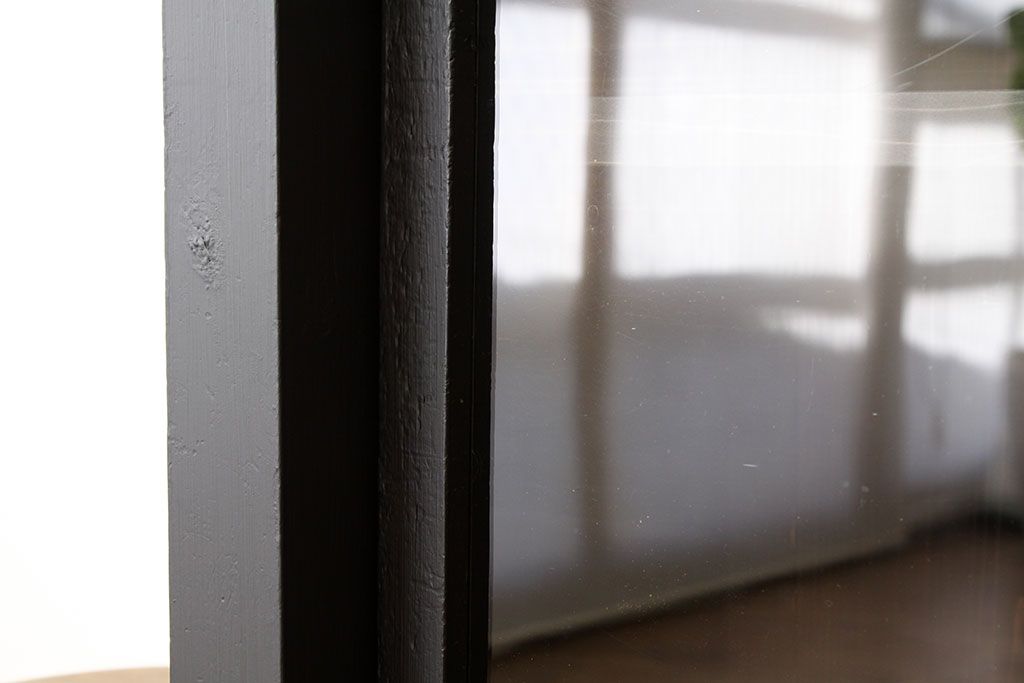 レトロ家具　昭和レトロ　黒いペイントの鉄脚付収納棚