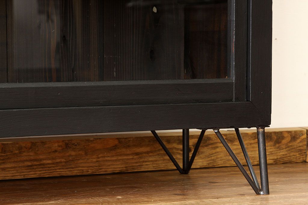 レトロ家具　昭和レトロ　黒いペイントの鉄脚付収納棚