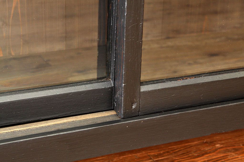 レトロ家具　昭和レトロ　黒いペイントの鉄脚付収納棚