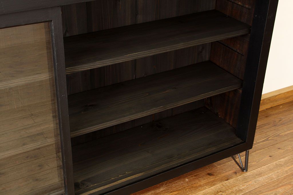レトロ家具　昭和レトロ　黒いペイントの鉄脚付収納棚