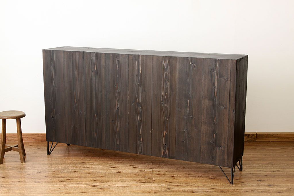 レトロ家具　昭和レトロ　黒いペイントの鉄脚付収納棚