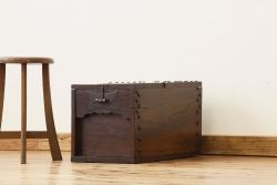 アンティーク雑貨　古民具・骨董　古い欅材の重厚な銭箱