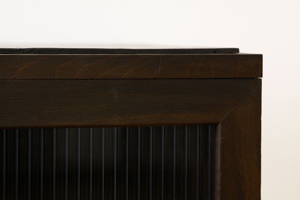アンティーク家具　鉄脚付きモールガラスの観音開きローボード(アンティーク　アイアンチェスト)