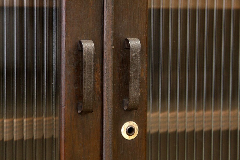アンティーク家具　鉄脚付きモールガラスの観音開きローボード(アンティーク　アイアンチェスト)