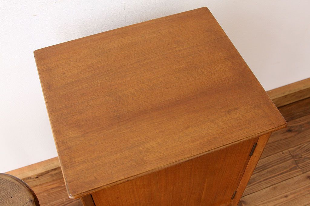 ヴィンテージ家具　北欧ビンテージ1960年代スモールキャビネット(収納棚)ミッドセンチュリー