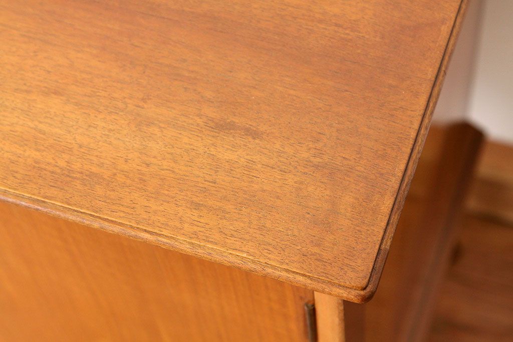 ヴィンテージ家具　北欧ビンテージ1960年代スモールキャビネット(収納棚)ミッドセンチュリー