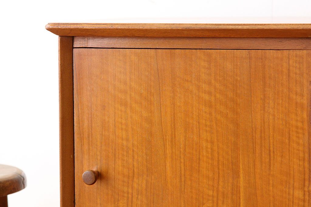 ヴィンテージ家具　北欧ビンテージ1960年代スモールキャビネット(収納棚)ミッドセンチュリー