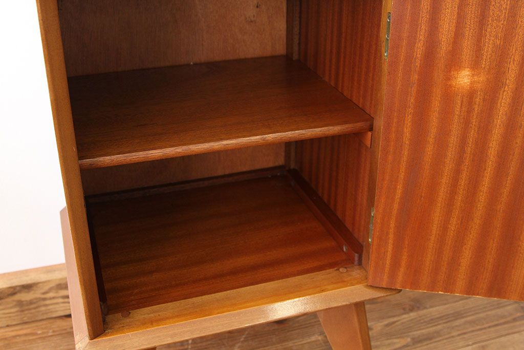 ヴィンテージ家具　北欧ビンテージ1960年代スモールキャビネット(収納棚)ミッドセンチュリー