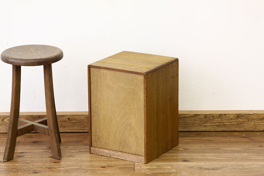 レトロ家具　昭和レトロ　古い木のシンプルな4杯小引き出し(アンティーク)