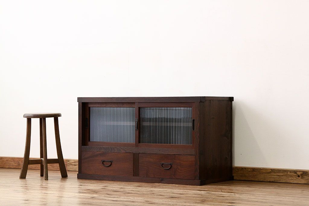 レトロ家具　アンティーク　モールガラス入りレトロな収納棚(ローボード)