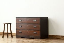 レトロ家具　昭和レトロ　古い木の3杯引き出しチェスト(ローボード箪笥)