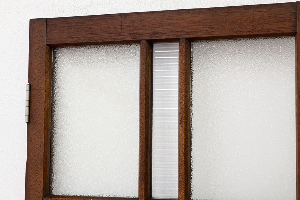 モールとダイヤガラス入りの幅のせまいドア?(扉・ガラス戸建具)