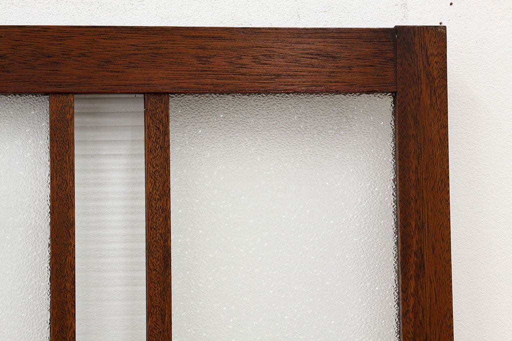 モールとダイヤガラス入りの幅のせまいドア?(扉・ガラス戸建具)