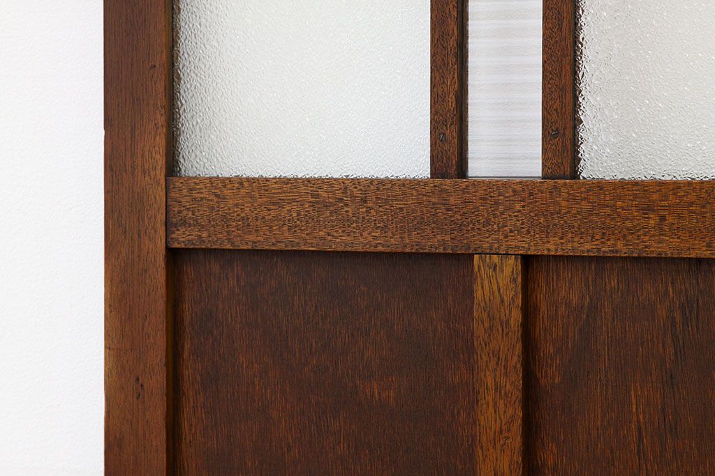 モールとダイヤガラス入りの幅のせまいドア?(扉・ガラス戸建具)