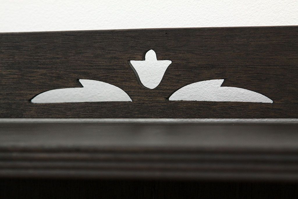 レトロ家具　★昭和レトロ　シックな透かし彫りデザイン本棚(飾り棚)