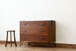 アンティーク家具　アンティーク　鉄脚付き3杯引き出しローチェスト(箪笥・ローボード)