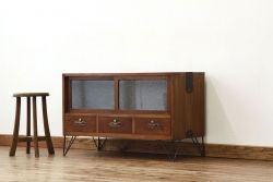 レトロ家具　昭和レトロ　鉄脚付きのシックな無垢材ローボード(時代箪笥・たんす)