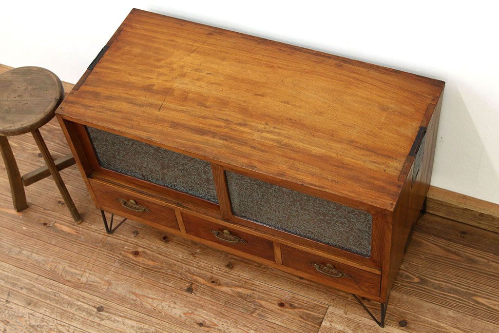 レトロ家具　昭和レトロ　鉄脚付きのシックな無垢材ローボード(時代箪笥・たんす)