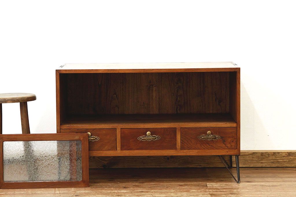 レトロ家具　昭和レトロ　鉄脚付きのシックな無垢材ローボード(時代箪笥・たんす)