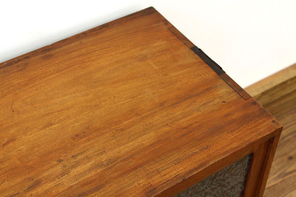 レトロ家具　昭和レトロ　鉄脚付きのシックな無垢材ローボード(時代箪笥・たんす)
