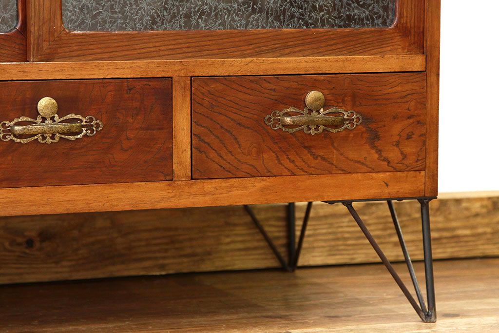 レトロ家具　昭和レトロ　鉄脚付きのシックな無垢材ローボード(時代箪笥・たんす)