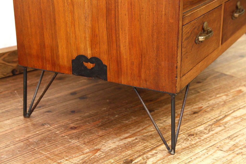 レトロ家具　昭和レトロ　鉄脚付きのシックな無垢材ローボード(時代箪笥・たんす)