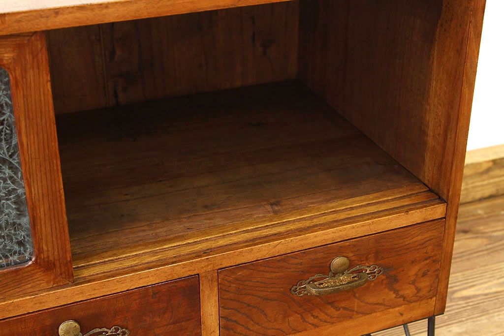 レトロ家具　昭和レトロ　鉄脚付きのシックな無垢材ローボード(時代箪笥・たんす)