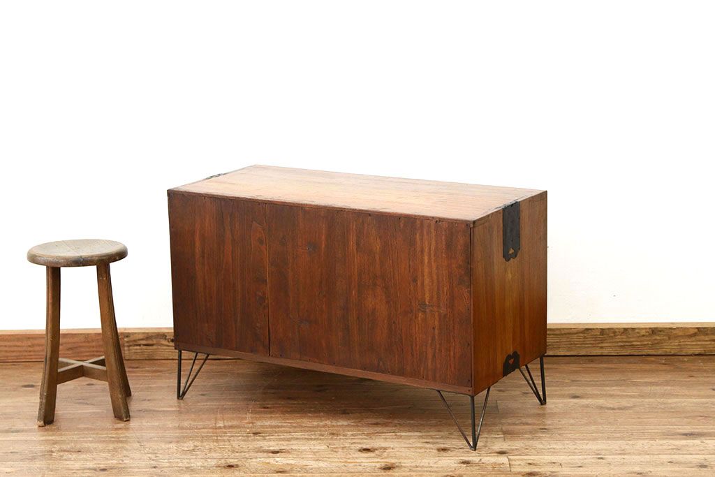 レトロ家具　昭和レトロ　鉄脚付きのシックな無垢材ローボード(時代箪笥・たんす)