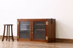 レトロ家具　昭和レトロ　観音開き扉の結霜ガラス入りローボード(収納棚)