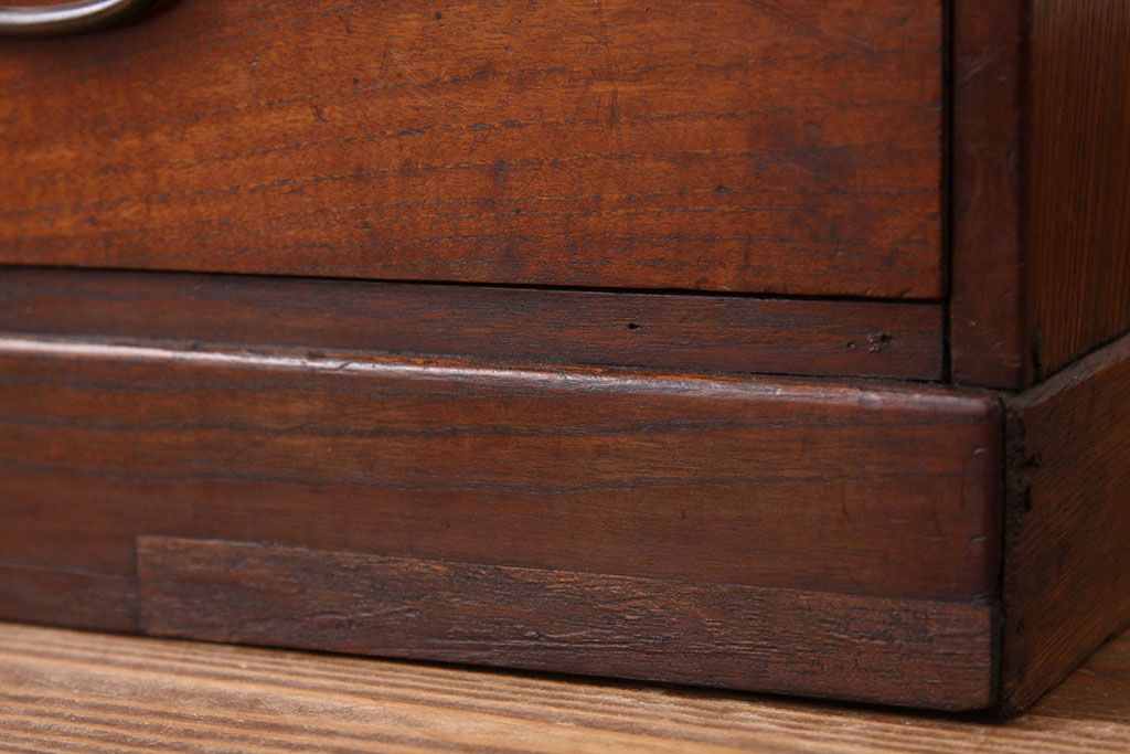 アンティーク家具　アンティーク　シックな透かし彫り栓材の飾り棚(茶棚・茶箪笥)