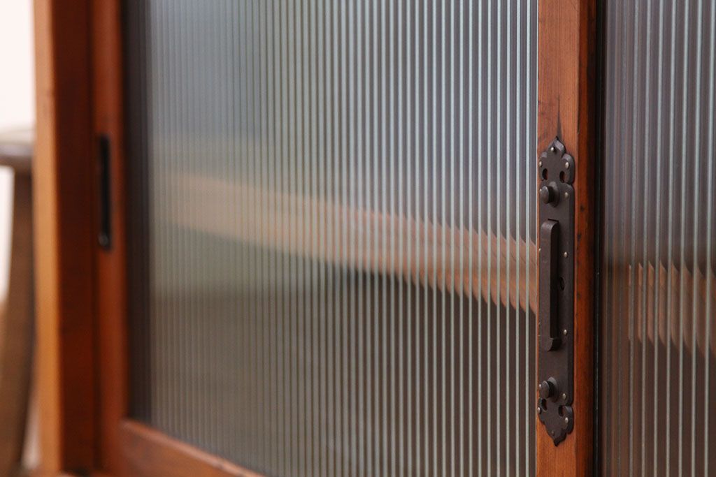 アンティーク家具　アンティーク　古い木のモールガラス入り鉄脚付き収納棚(ローボード)
