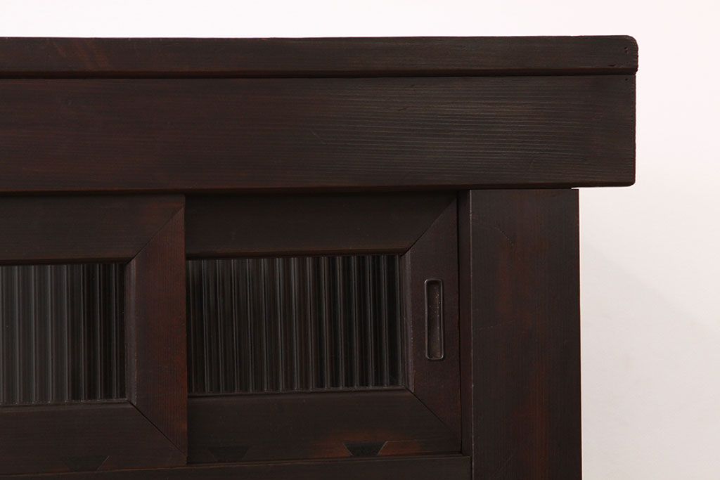 アンティーク家具　古民具・骨董　古い木のモールガラス入り四尺水屋箪笥(たんす)