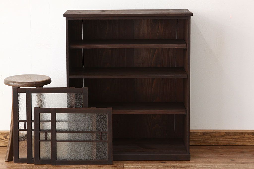 レトロ家具　昭和レトロ　シックで小ぶりな結霜ガラス入り収納棚(下駄箱)