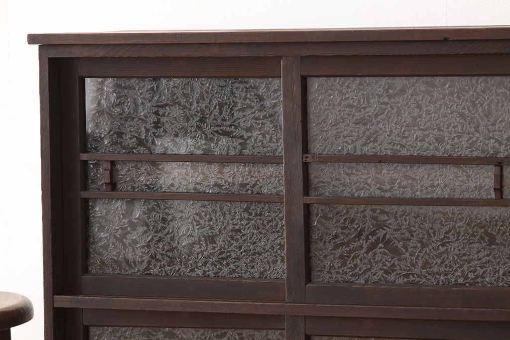 レトロ家具　昭和レトロ　シックで小ぶりな結霜ガラス入り収納棚(下駄箱)
