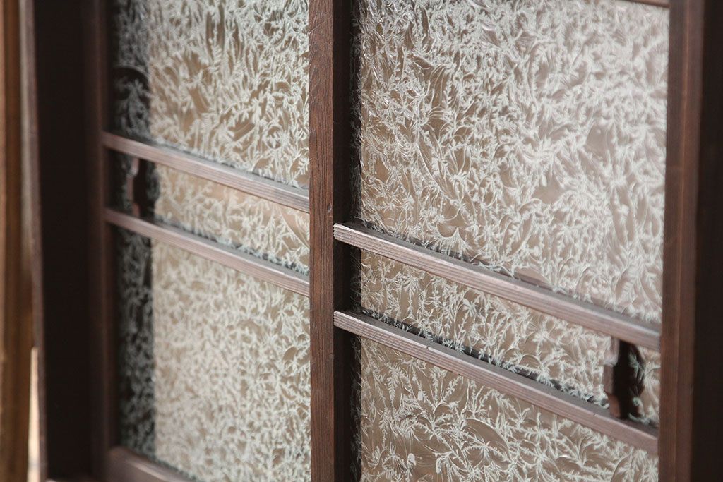 レトロ家具　昭和レトロ　シックで小ぶりな結霜ガラス入り収納棚(下駄箱)