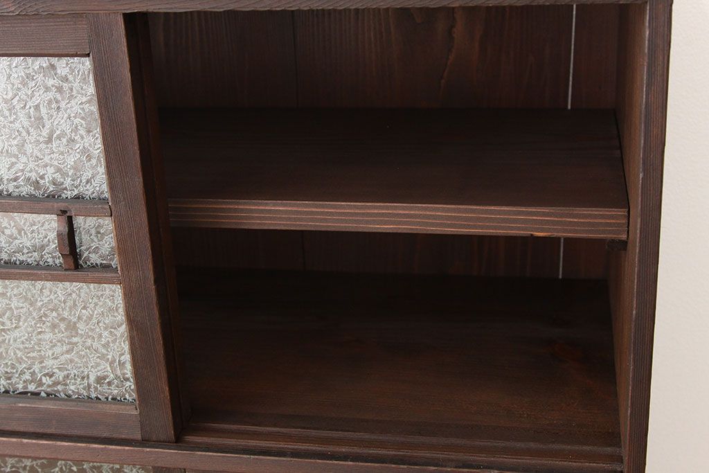 レトロ家具　昭和レトロ　シックで小ぶりな結霜ガラス入り収納棚(下駄箱)