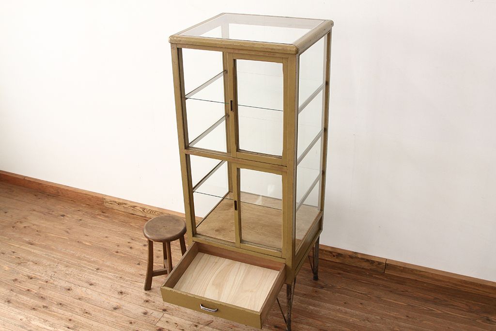 レトロ家具　昭和レトロ　可愛いデザイン!ペンキの剥げた縦型ガラスケース(ショーケース)
