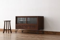 アンティーク家具　アンティーク　古い木のモールガラス鉄脚ローボード(収納棚)