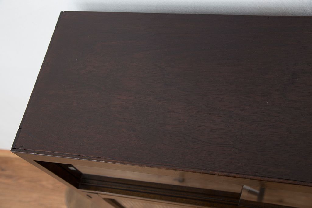 レトロ家具　アンティーク　レトロなデザインのモールガラス本箱(収納棚・飾り棚)