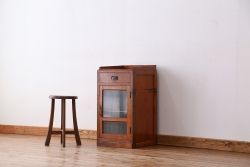 アンティーク家具　アンティーク　可愛いデザイン!古い木のモールガラス入りサイドテーブル(収納棚)