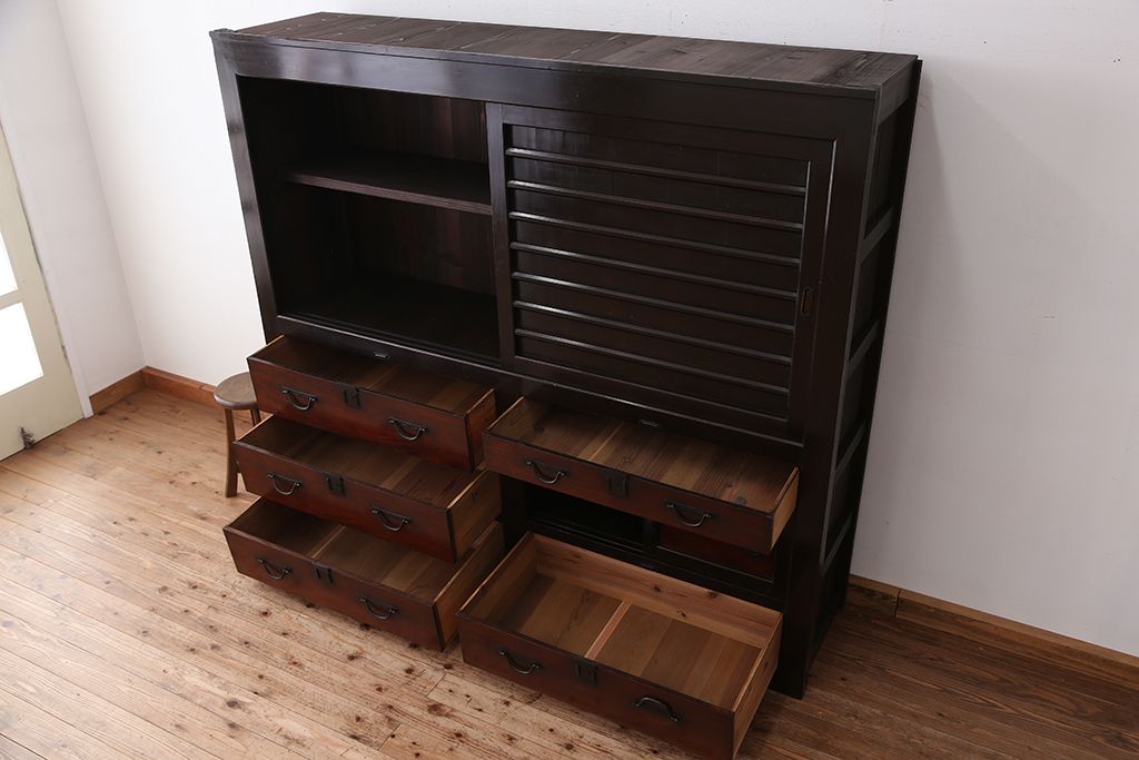 アンティーク家具　古民具・骨董　モダンデザインの大きな収納箪笥(水屋箪笥)