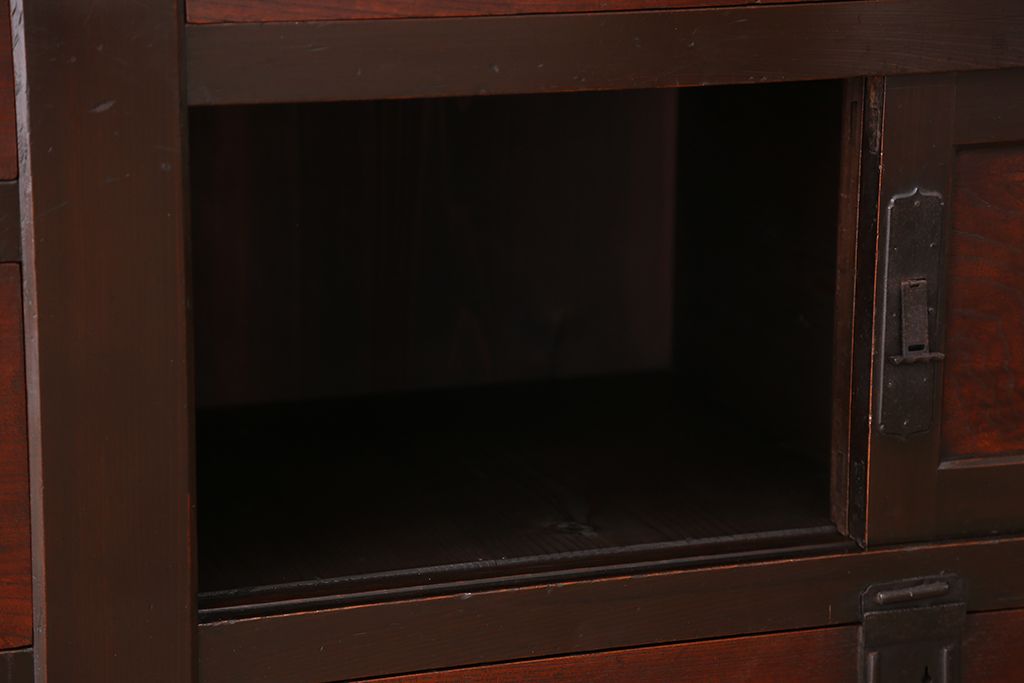 アンティーク家具　古民具・骨董　モダンデザインの大きな収納箪笥(水屋箪笥)