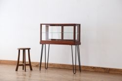 レトロ家具　アンティーク　レトロなデザイン鉄脚ガラスケース