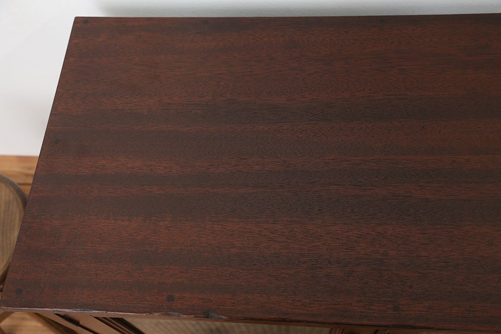 アンティーク家具　アンティーク　素敵なデザイン!古い木のシンプルな脚付きローボード(収納棚)