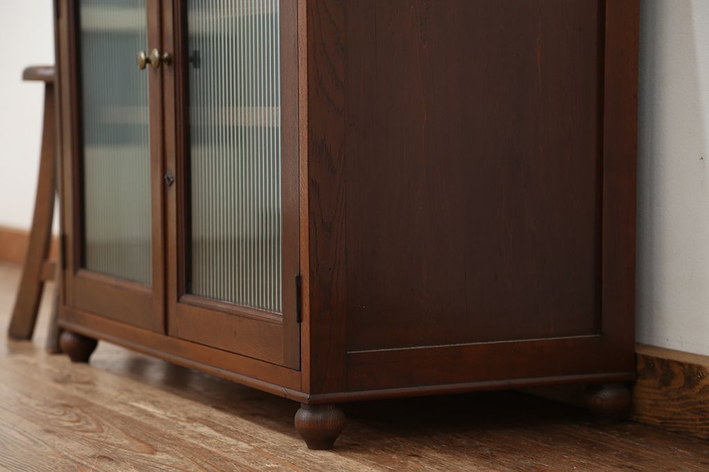 アンティーク家具　アンティーク　素敵なデザイン!古い木のシンプルな脚付きローボード(収納棚)