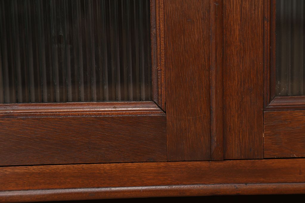 アンティーク家具　アンティーク　素敵なデザイン!古い木のシンプルな脚付きローボード(収納棚)